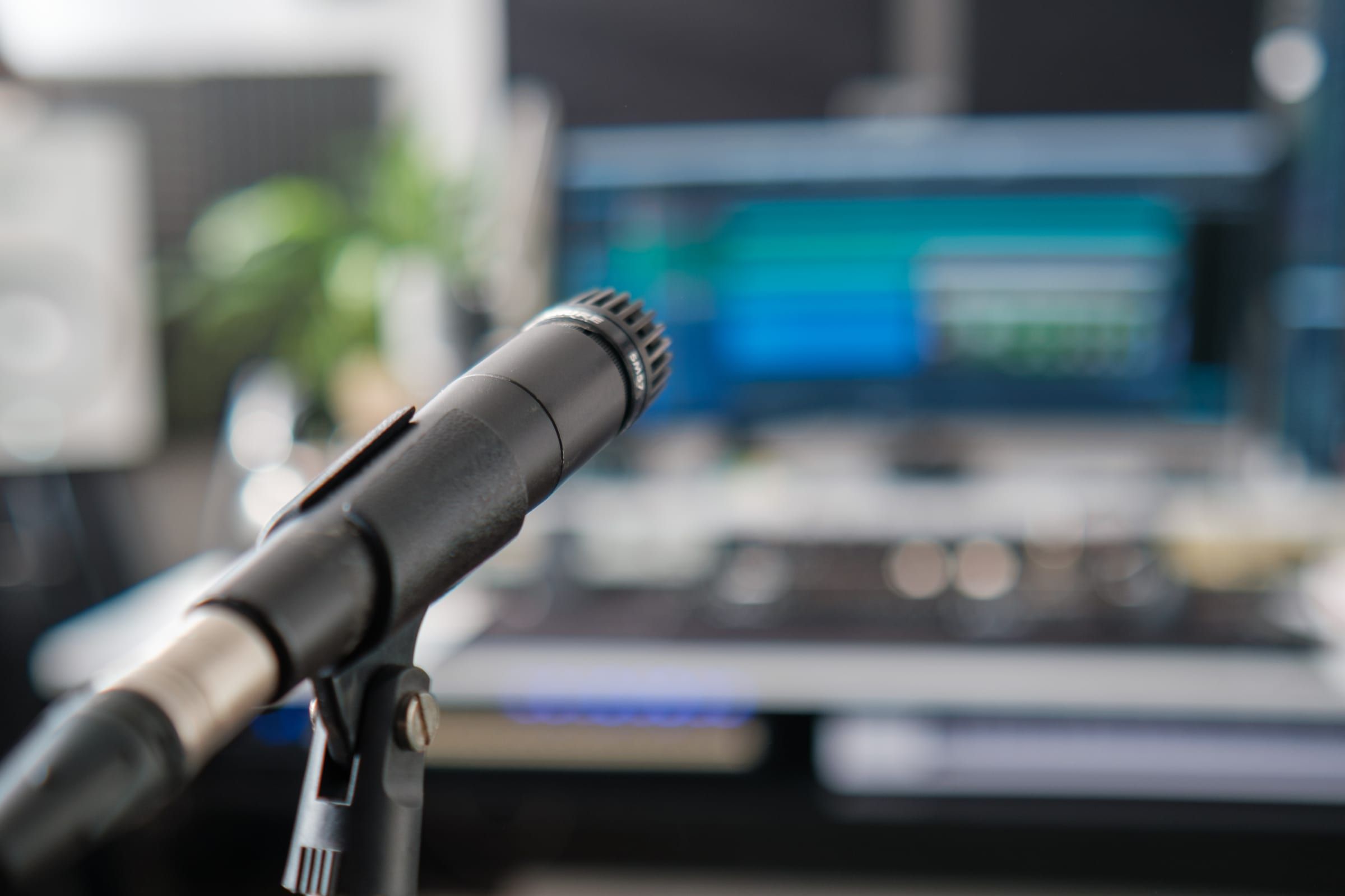 Micro SM57 devant le poste du studio