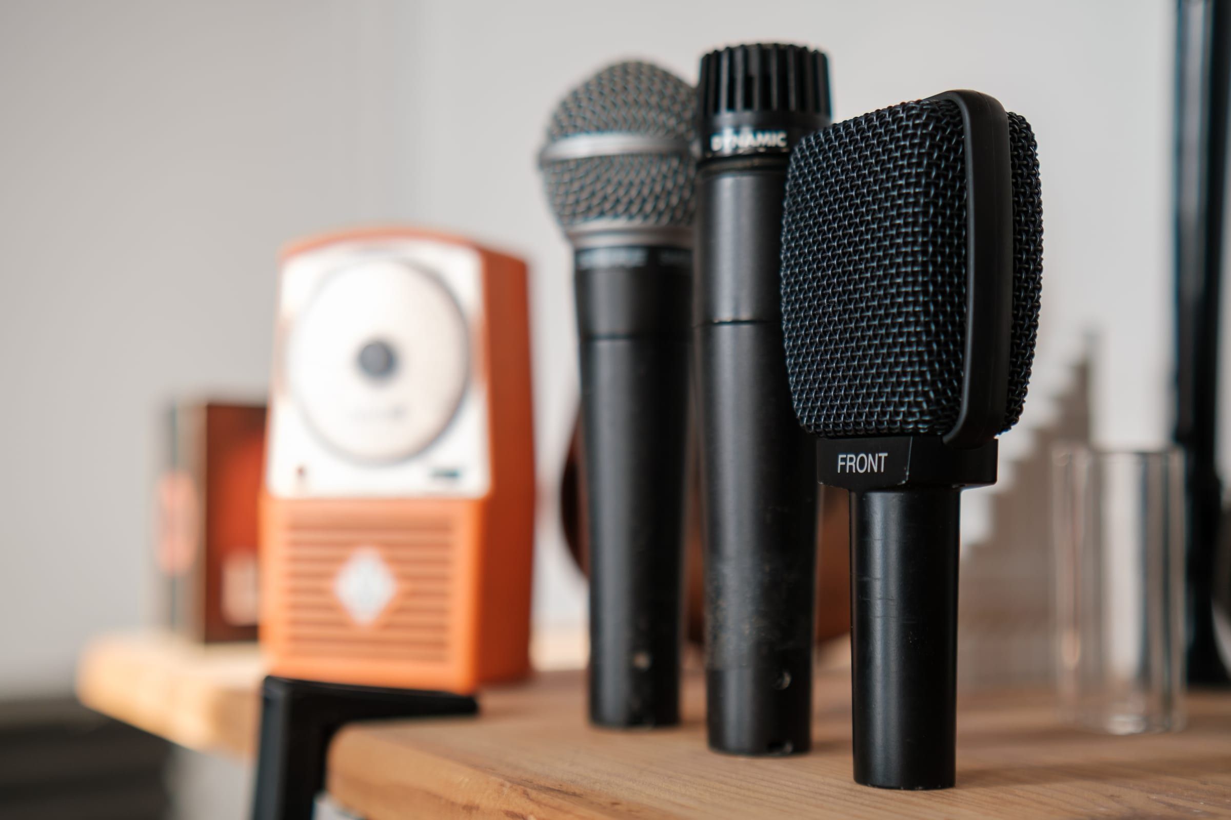 Micros SM57, SM58 et e 906 sur une étagère du studio