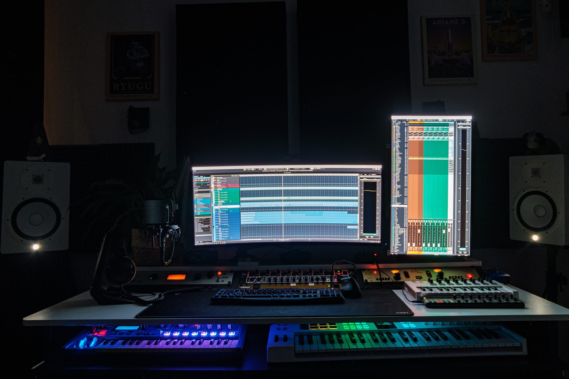 Le poste de mixage du studio R-Sound, écrans allumés